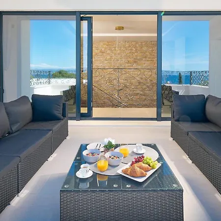 Katarina With Heated Pool, Sea View Sutivan