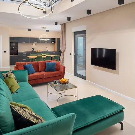 Willa Katarina With Heated Pool, Sea View Sutivan