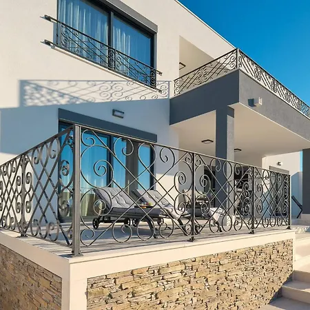 Willa Katarina With Heated Pool, Sea View Sutivan
