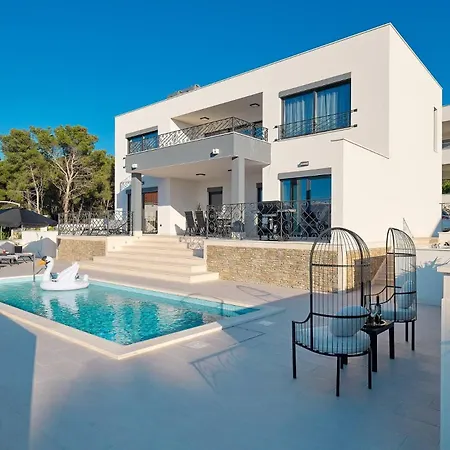 Katarina With Heated Pool, Sea View Willa