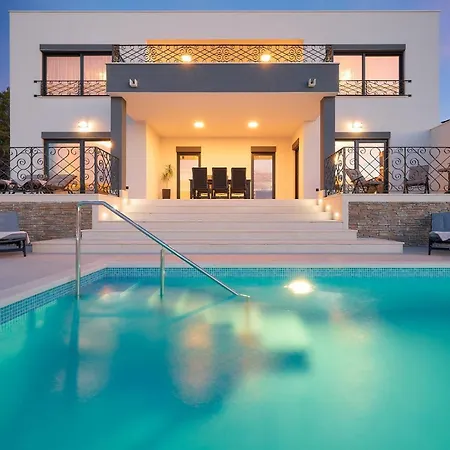 Katarina With Heated Pool, Sea View Willa Sutivan